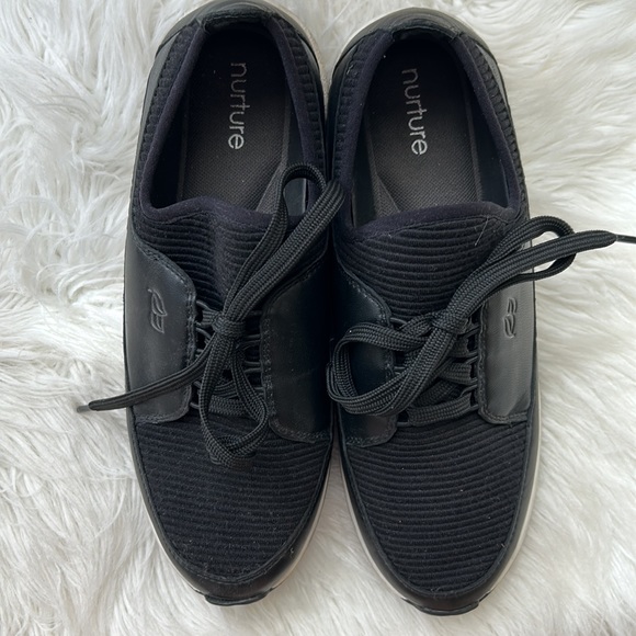 Like new Nurture black leather comfort sneakers - Picture 3 of 12